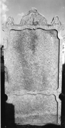 1974-4756 Een grafzerk op de Israëlitische begraafplaats aan het Toepad, rij 8 nummer 28.