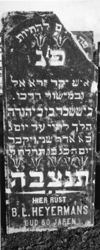 1974-4760 Een grafzerk op de Israëlitische begraafplaats aan het Toepad, rij 8 nummer 32.