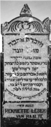1974-4762 Een grafzerk op de Israëlitische begraafplaats aan het Toepad, rij 8 nummer 34.