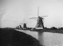 1975-188 Zeven van de acht watermolens aan de Boezem, uit het noorden. Links Kralingen, midden (net zichtbaar) de molen ...