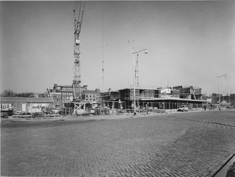 1975-391 Nieuwbouw bejaardenwoningen in de Van der Werffstraat, uit het zuidwesten, vanaf de Admiraal de Ruyterweg.