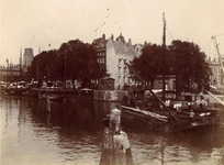 1976-1434 Gezicht op de Leuvehaven met rechts de Kleine Wijnbrug. Vanaf de Leuvebrug. Uit zuidelijke richting gezien.