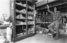 1976-1663 De student binnenhuis-architectuur Richard de Vos, in de biologische levensmiddelenwinkel van de Stichting ...