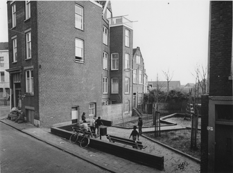 1976-168-TM-171 Speelplaats aan de zuidzijde van de Lange Dijkstraat, naast pand nr. 12, met spelende ...