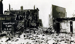 1976-1857 Gezicht op de door het Duitse bombardement van 14 mei 1940 getroffen Hoogstraat bij het Oostplein, met ...