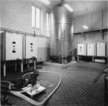 1976-1957 Interieur van de distilleerderij en de stokerij van de firma Hulstkamp aan de Maaskade.