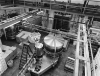 1976-1966 Interieur van de distilleerderij en de stokerij van de firma Hulstkamp aan de Maaskade.