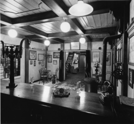 1976-2062 Het museum van de firma Hulstkamp distilleerderij en likeurstokerij aan de Maaskade 120 t/m 126.