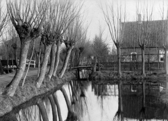 1976-423 Boerderij aan de 's-Gravenweg.