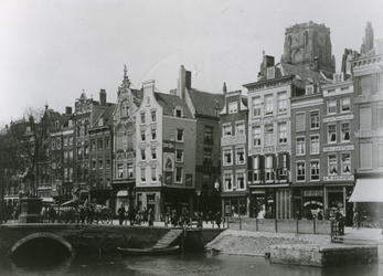 1976-458 De Steigersgracht, de Grotemarkt met het standbeeld van Erasmus, het Steiger en de Wijde Marktsteeg.Op de ...