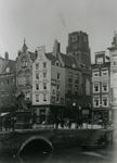 1976-459 De Steigersgracht, de Grotemarkt met het standbeeld van Erasmus, het Steiger en de Wijde Marktsteeg.Op de ...