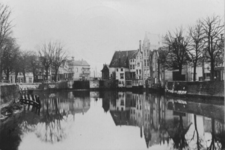 1976-546 Gezicht op de Aelbrechtskolk gezien vanaf de Piet Heynsbrug. Op de achtergrond Aelbrechtsbrug.