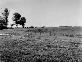 1976-601 Polder Oudeland ten noordwesten van de boerderij van Koot. De verhoging in het land is een oude kade, ...