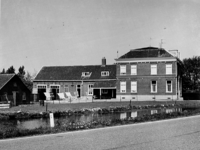 1976-616 Hofstede aan de westzijde van de Noordeindseweg , nummers 51 en 53.
