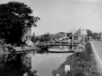 1976-624 Bruggetje over de vaart langs de Noordeindseweg ter hoogte van huisnummer 29 vanuit het zuiden.