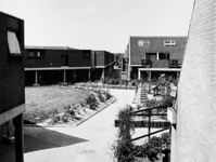 1976-629 Gedeeltelijk overzicht van de experimentele woningen aan de Venus in de Sterrenwijk.
