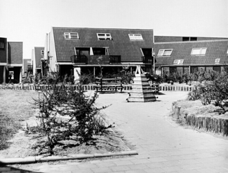 1976-630 Binnenplaats met speelruimte en speelwerktuigen bij experimentele woningen aan de Venus in de Sterrenwijk.