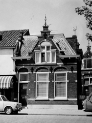 1976-636 A. van den Toorn Bewaarschool 1897 . Herenstraat 14. Uit het oosten. Inmiddels gesloopt.