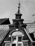 1976-637 Detail van de bewaarschool uit 1897 aan de westzijde van de Herenstraat. Topgevel van gebouw aan straatzijde.