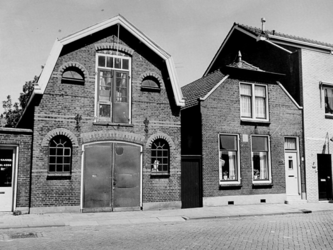 1976-642 Huizen nrs. 5 en 7 aan de noordzijde van de Nieuwstraat vanuit het zuiden.