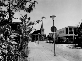 1976-644 Overzicht van de Kerkstraat uit de Herenstraat naar het oosten. Op de achtergrond de Nederlands Hervormde kerk.
