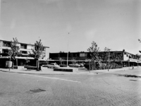 1976-645 Plein op de hoek van Herenstraat (voorgrond) en de Kerkstraat (rechts). Uit het westen.
