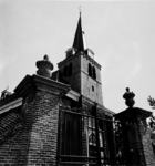 1976-648 Toegangshek en toren van de Nederlands Hervormde kerk.