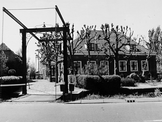 1976-652 Boerderij Rodenrijseweg nummer 54 met bruggetje over de Rodenrijsevaart vanuit het oosten.