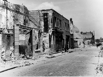1977-1640 Gezicht op een vrijwel geheel verwoeste straat, als gevolg van het Duitse bombardement van 14 mei 1940 is het ...