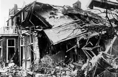 1977-1641 Gezicht op een vrijwel geheel verwoest huis als gevolg van het Duitse bombardement van 14 mei 1940 is het ...