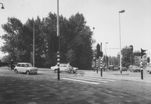 1977-2125-TM-2130 Gezichten op de Rochussenstraat. Afgebeeld van boven naar beneden:-2125: kruispunt (oversteekplaats) ...