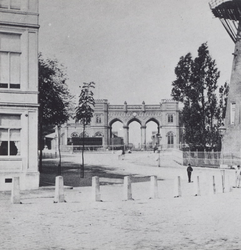 1978-1206 Station Delftse Poort, rechts een deel van korenmolen de Goudsbloem, gezien vanaf het Slagveld.