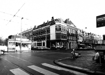 1978-1304 Gezicht op de kruising Nieuwe Binnenweg en Claes de Vrieselaan. Links de patatzaak bij het transformatorhuis.