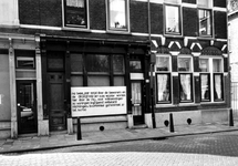 1978-2251 Gezicht op de zuidzijde van de Kogelvangerstraat, een winkel met bord over de woningverbetering in dit deel ...