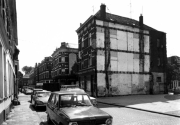 1978-2256 Gaffeldwarsstraat met eerste zijstraat de Sint-Mariastraat, gezien vanuit de Gaffelstraat. Op de achtergrond ...