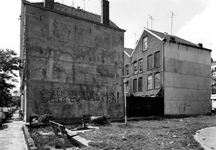 1978-2257 Sint-Mariastraat, graffiti bij het kortgeleden aangelegde plein op de plaats van oude woonhuizen die bij de ...