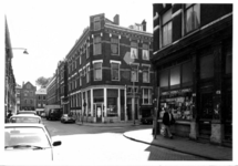 1978-2261 Gezicht op de Gaffeldwarsstraat met rechts de Bloemkwekersstraat. Op de achtergrond de Gouvernestraat.