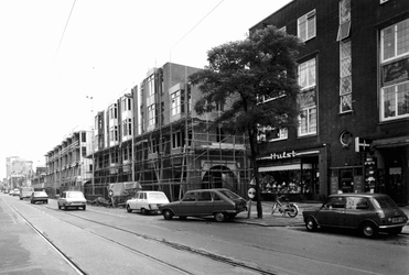1978-2268-EN-2269 Huizenbouw aan de zuidzijde van de Niieuwe Binnenweg op de plaats van de noodwinkels.Afgebeeld van ...