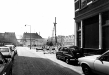 1978-2287 Gezicht op de Gouvernestraat met rechts bouwwerkzaamheden.