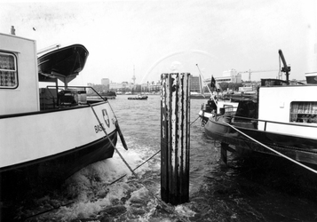 1978-2393 Gezicht vanaf de Maaskade/Prinsenhoofd op de Nieuwe Maas met op de voorgrond een meerpaal en aan de overzijde ...