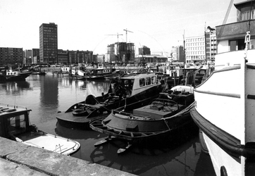1978-2626 Gezicht op de Bierhaven met op de achtergrond links de Schiedamsedijk en rechts de Coolsingel.