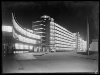 1978-3320 Kantoor en fabrieksgebouwen van Van Nelle bij avond, vanaf de ingang van het fabrieksterrein.