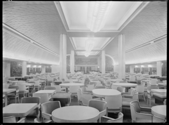 1978-3342 De eetzaal van de kajuit-klasse op de s.s. Nieuw Amsterdam II. De binnenhuisarchitect is J.F. Semey.