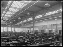 1978-3368 Fabriekshal met machines voor het lopende bandwerk in de Van Nellefabriek.