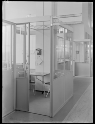 1978-3376 Spreekkamer (telefooncel) in het kantoorgebouw, Van Nellefabriek aan de Van Nelleweg 1.