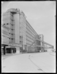 1978-3377 Een deel van het kantoor en het fabrieksgebouw van Van Nelle vanuit de richting van de terreiningang.