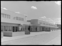 1978-3388 Woningen en voortuinen aan de 2e Scheepvaarstraat in Hoek van Holland. De woningen zijn ontworpen door ...