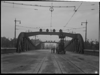 1978-3473 Werkzaamheden aan de bovenleiding van de tram op de Koninginnebrug over de Koningshaven.