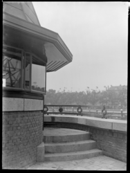 1978-3481 Een stenen trap naar het brugwachtershuis aan de Koningshaven.