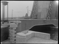 1978-3497 Een detailopname van de openstaande Koninginnebrug over de Koningshaven.
